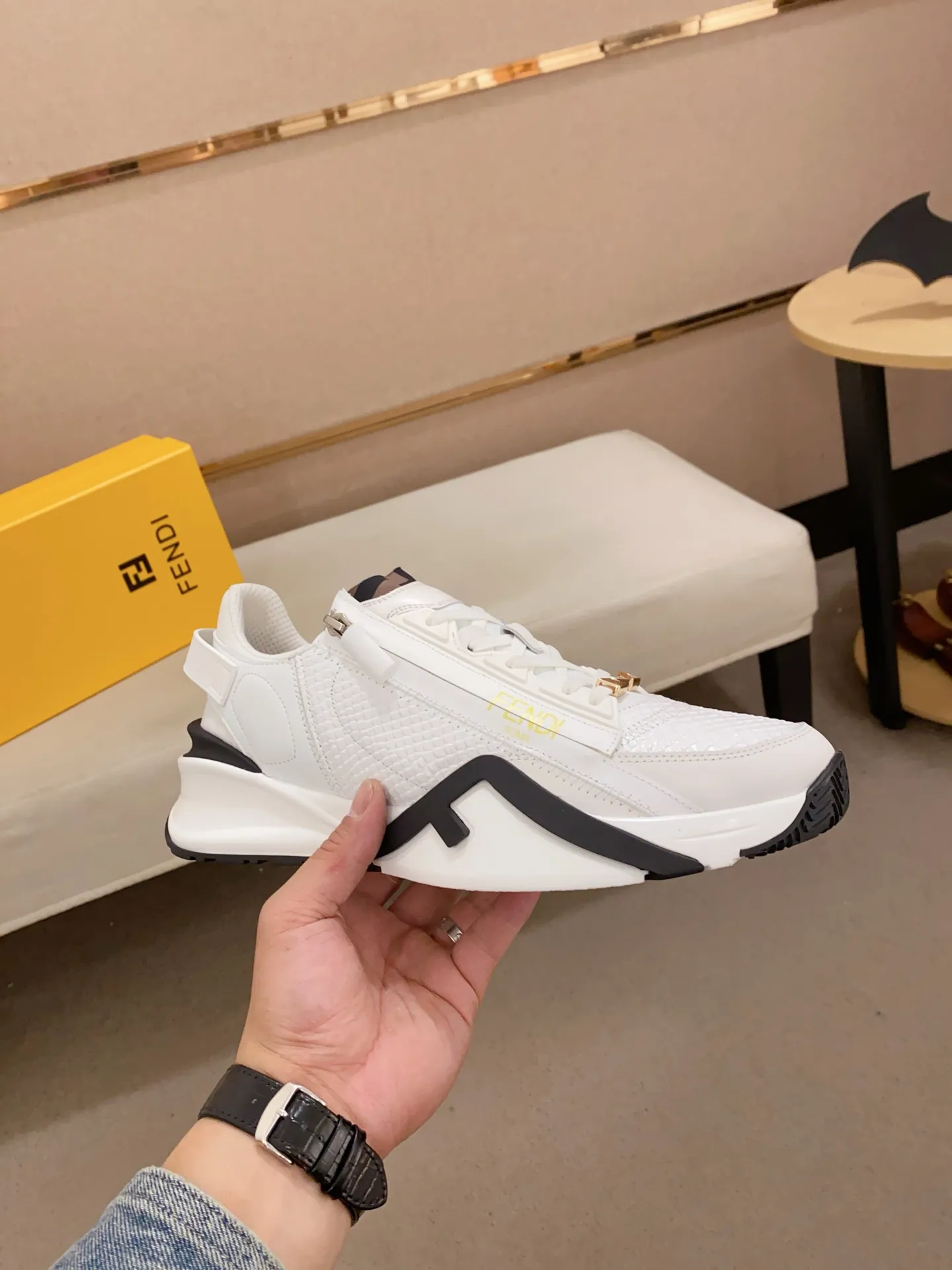 Men's shoes💰: 540💰(Higher version) [Fendi] Fendi's latest casual shoes for men! Available at counters simultaneously! A one-to-one replica of the original. Made entirely of imported top-grain calfskin, the interior is made of top-grain water-dyed cowhide, and the original factory-supplied rubber outsole. Leading new fashion concepts. Matching code: 38-44. 45 can be customized and non-returnable!